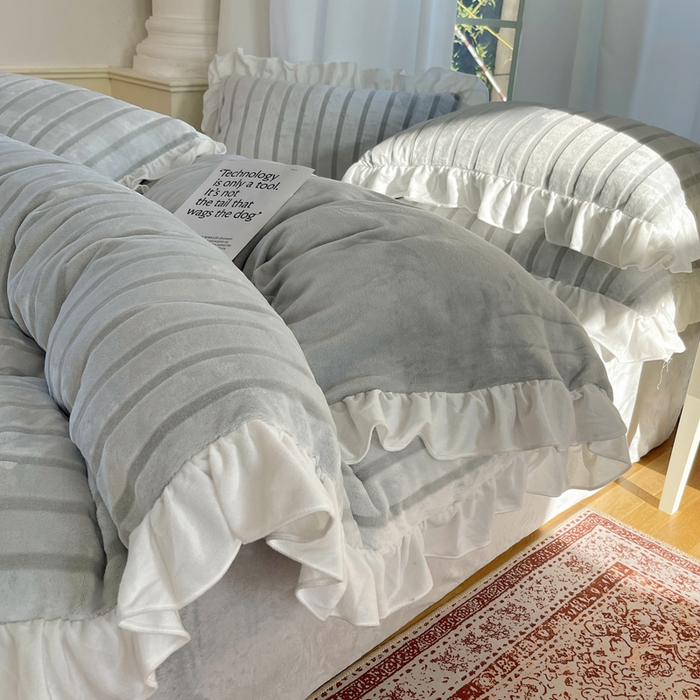 三朵家纺 2025新款3D立体加厚雕花绒牛奶绒花边款四件套 花边宽条-灰色