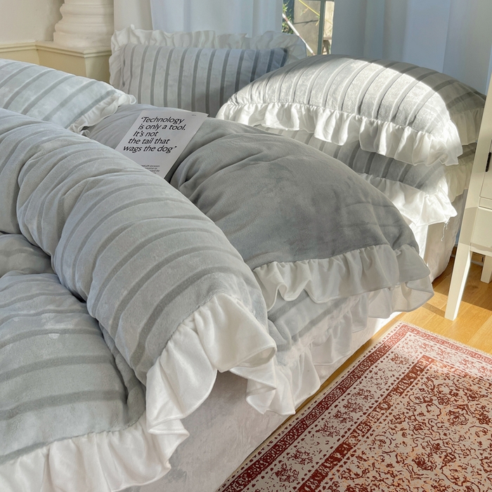 91家纺网 家纺一手货源 找家纺 三朵家纺 2025新款3D立体加厚雕花绒牛奶绒花边款四件套 花边宽条-灰色