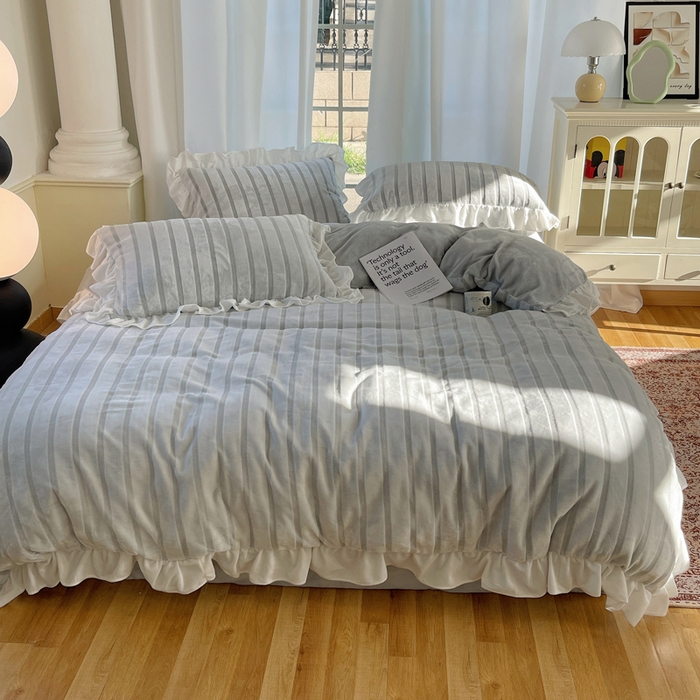 91家纺网 家纺一手货源 找家纺 （总）三朵家纺 2025新款3D立体加厚雕花绒牛奶绒花边款四件套