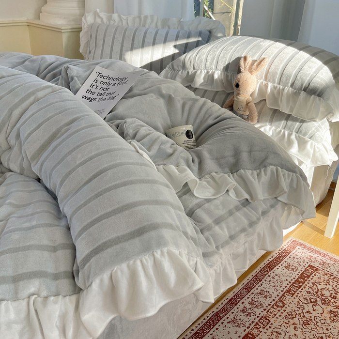 91家纺网 家纺一手货源 找家纺 三朵家纺 2025新款3D立体加厚雕花绒牛奶绒花边款四件套 花边宽条-灰色