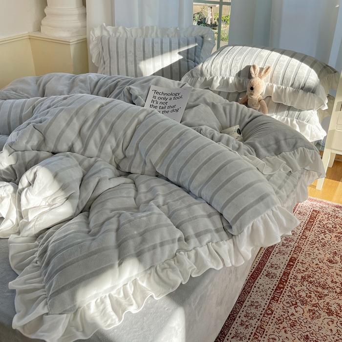 91家纺网 家纺一手货源 找家纺 三朵家纺 2025新款3D立体加厚雕花绒牛奶绒花边款四件套 花边宽条-灰色