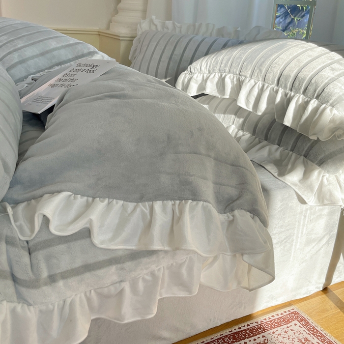 91家纺网 家纺一手货源 找家纺 （总）三朵家纺 2025新款3D立体加厚雕花绒牛奶绒花边款四件套