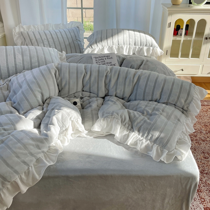 91家纺网 家纺一手货源 找家纺 三朵家纺 2025新款3D立体加厚雕花绒牛奶绒花边款四件套 花边宽条-灰色