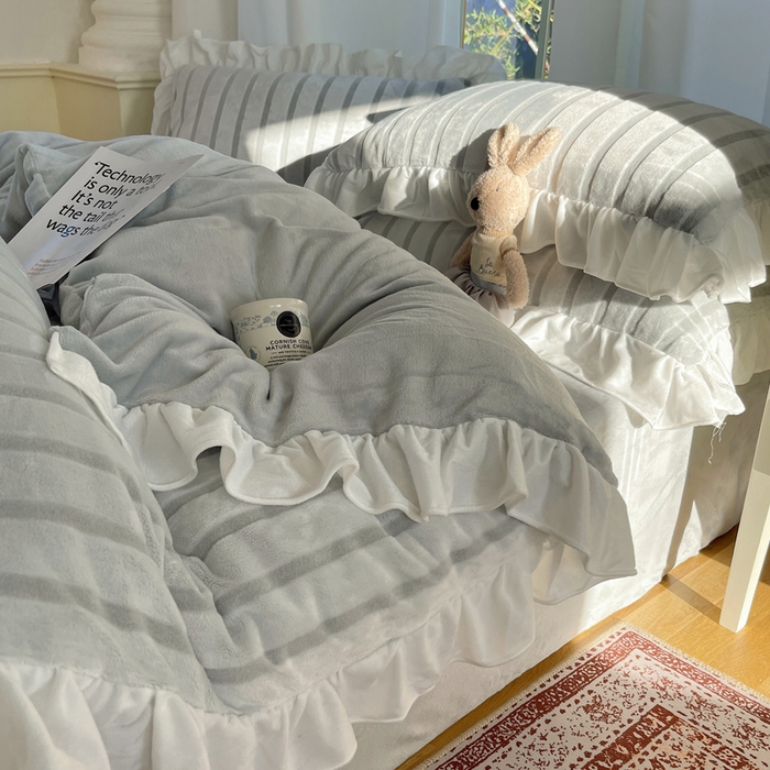 91家纺网 家纺一手货源 找家纺 三朵家纺 2025新款3D立体加厚雕花绒牛奶绒花边款四件套 花边宽条-灰色