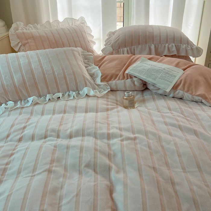 91家纺网 家纺一手货源 找家纺 三朵家纺 2025新款3D立体加厚雕花绒牛奶绒花边款四件套 花边宽条-玉色