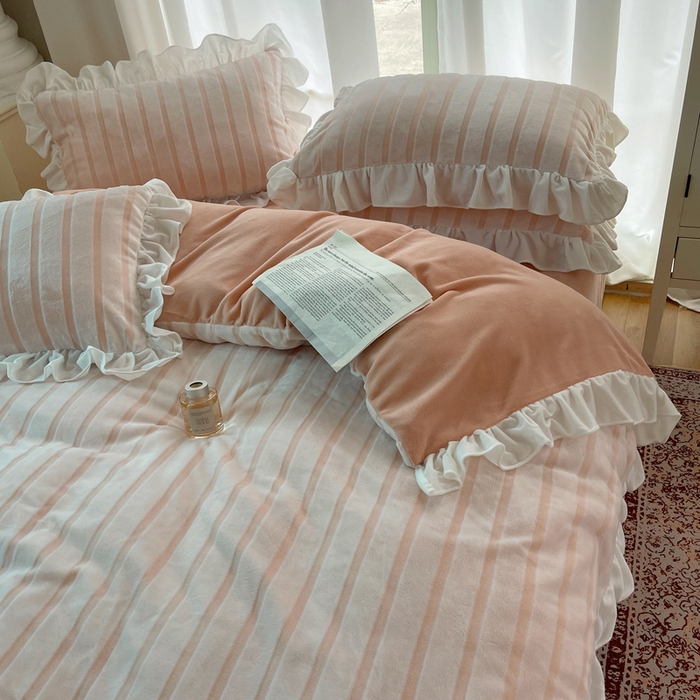 91家纺网 家纺一手货源 找家纺 三朵家纺 2025新款3D立体加厚雕花绒牛奶绒花边款四件套 花边宽条-玉色