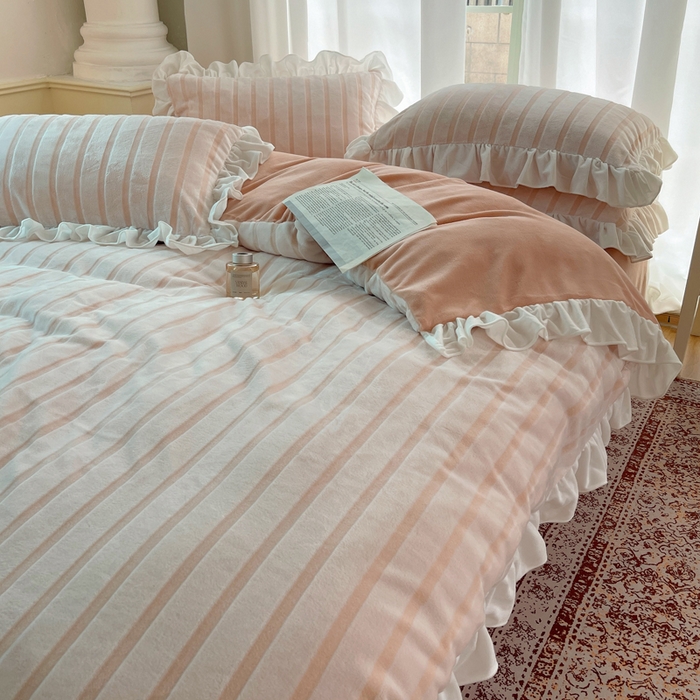 91家纺网 家纺一手货源 找家纺 三朵家纺 2025新款3D立体加厚雕花绒牛奶绒花边款四件套 花边宽条-玉色