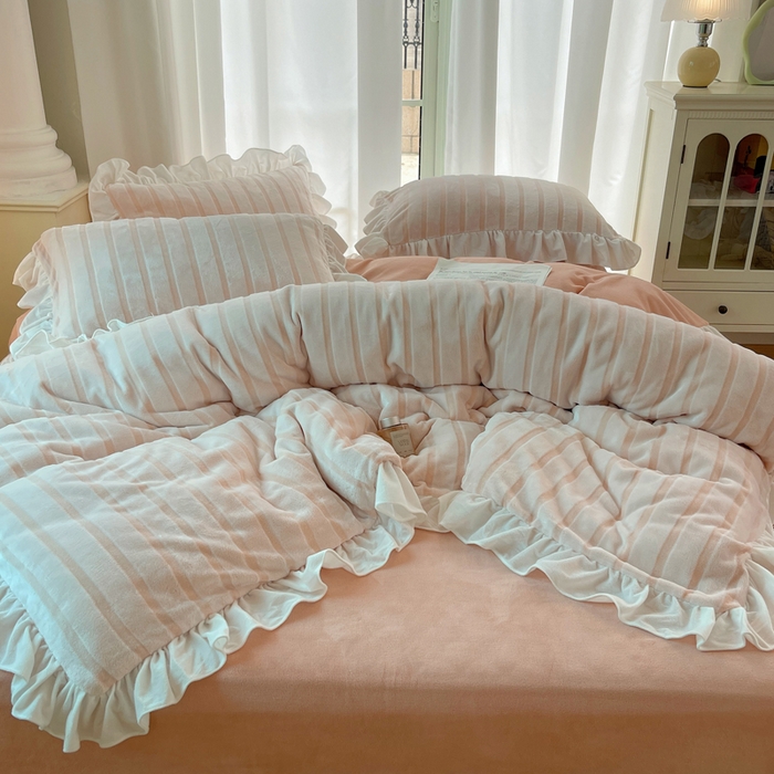 91家纺网 家纺一手货源 找家纺 三朵家纺 2025新款3D立体加厚雕花绒牛奶绒花边款四件套 花边宽条-玉色