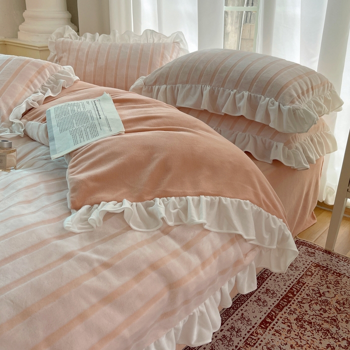 91家纺网 家纺一手货源 找家纺 三朵家纺 2025新款3D立体加厚雕花绒牛奶绒花边款四件套 花边宽条-玉色