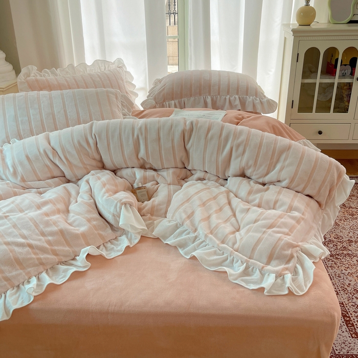 91家纺网 家纺一手货源 找家纺 三朵家纺 2025新款3D立体加厚雕花绒牛奶绒花边款四件套 花边宽条-玉色