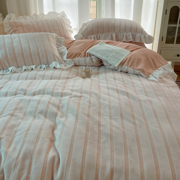 91家纺网 家纺一手货源 找家纺 三朵家纺 2025新款3D立体加厚雕花绒牛奶绒花边款四件套 花边宽条-玉色