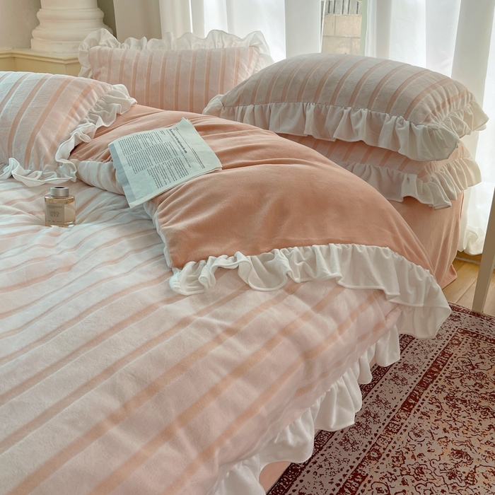 91家纺网 家纺一手货源 找家纺 三朵家纺 2025新款3D立体加厚雕花绒牛奶绒花边款四件套 花边宽条-玉色