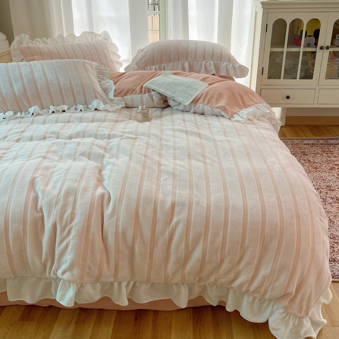 91家纺网 家纺一手货源 找家纺 三朵家纺 2025新款3D立体加厚雕花绒牛奶绒花边款四件套 花边宽条-玉色