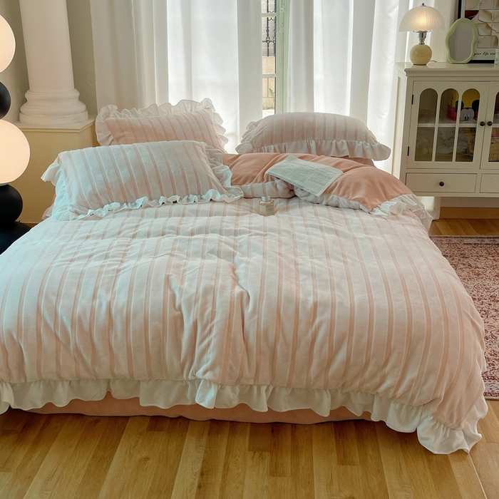 91家纺网 家纺一手货源 找家纺 三朵家纺 2025新款3D立体加厚雕花绒牛奶绒花边款四件套 花边宽条-玉色