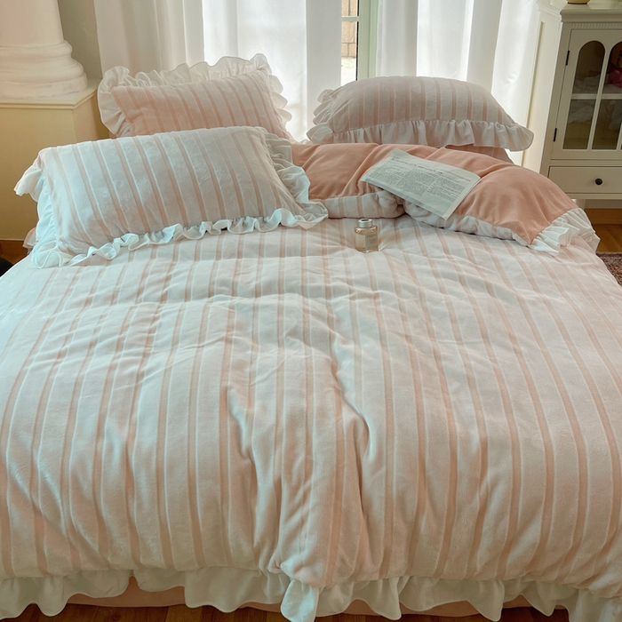 91家纺网 家纺一手货源 找家纺 三朵家纺 2025新款3D立体加厚雕花绒牛奶绒花边款四件套 花边宽条-玉色