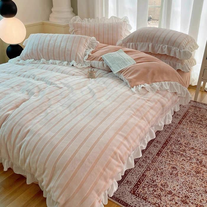 91家纺网 家纺一手货源 找家纺 三朵家纺 2025新款3D立体加厚雕花绒牛奶绒花边款四件套 花边宽条-玉色