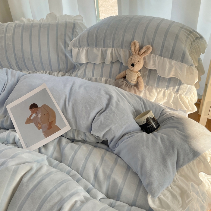 91家纺网 家纺一手货源 找家纺 三朵家纺 2025新款3D立体加厚雕花绒牛奶绒花边款四件套 花边宽条-蓝色