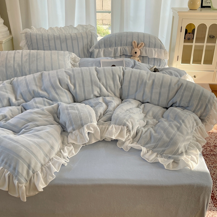 91家纺网 家纺一手货源 找家纺 三朵家纺 2025新款3D立体加厚雕花绒牛奶绒花边款四件套 花边宽条-蓝色