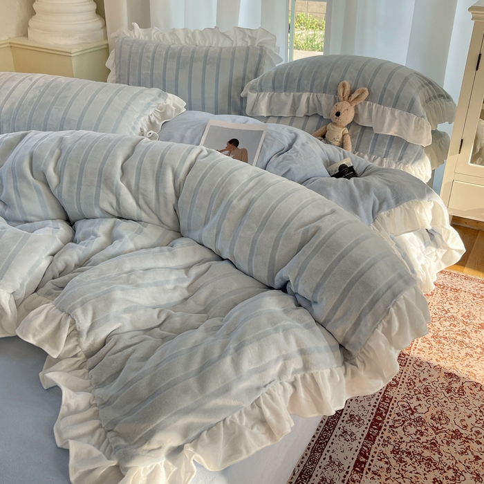 91家纺网 家纺一手货源 找家纺 三朵家纺 2025新款3D立体加厚雕花绒牛奶绒花边款四件套 花边宽条-蓝色