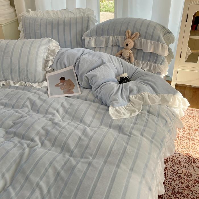 91家纺网 家纺一手货源 找家纺 三朵家纺 2025新款3D立体加厚雕花绒牛奶绒花边款四件套 花边宽条-蓝色