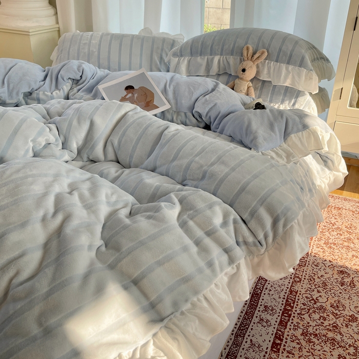 91家纺网 家纺一手货源 找家纺 三朵家纺 2025新款3D立体加厚雕花绒牛奶绒花边款四件套 花边宽条-蓝色