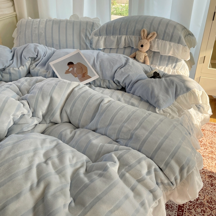 91家纺网 家纺一手货源 找家纺 三朵家纺 2025新款3D立体加厚雕花绒牛奶绒花边款四件套 花边宽条-蓝色