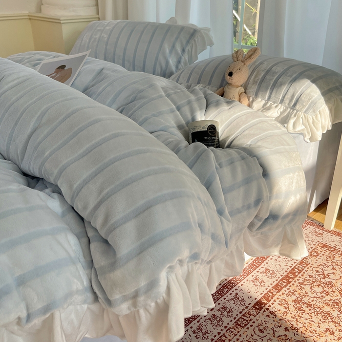 91家纺网 家纺一手货源 找家纺 三朵家纺 2025新款3D立体加厚雕花绒牛奶绒花边款四件套 花边宽条-蓝色