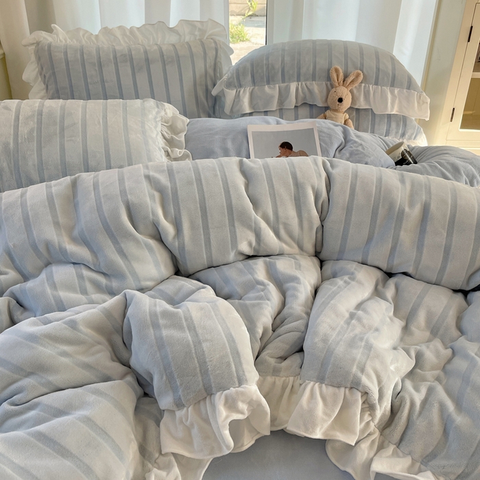 91家纺网 家纺一手货源 找家纺 三朵家纺 2025新款3D立体加厚雕花绒牛奶绒花边款四件套 花边宽条-蓝色