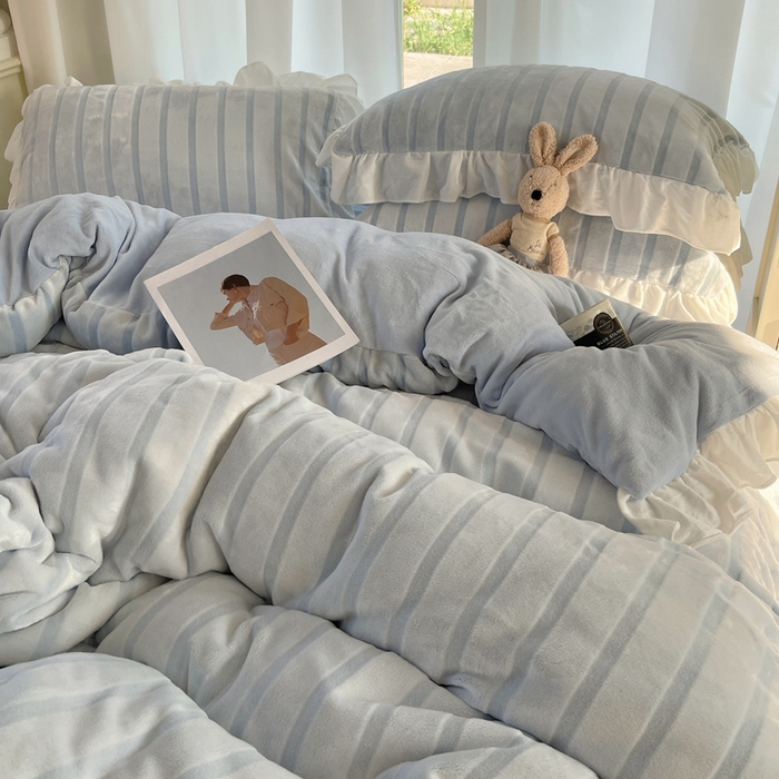 91家纺网 家纺一手货源 找家纺 三朵家纺 2025新款3D立体加厚雕花绒牛奶绒花边款四件套 花边宽条-蓝色