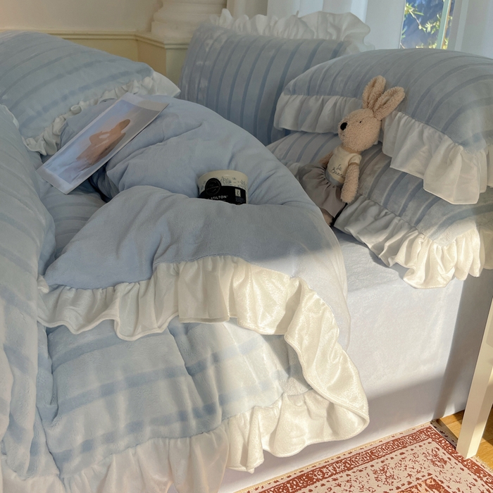 91家纺网 家纺一手货源 找家纺 三朵家纺 2025新款3D立体加厚雕花绒牛奶绒花边款四件套 花边宽条-蓝色