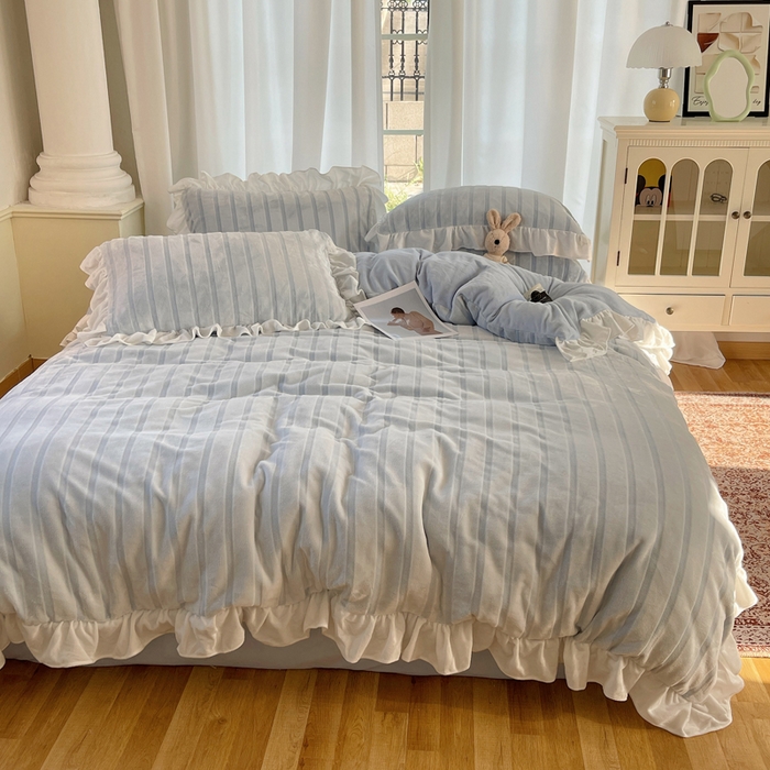 91家纺网 家纺一手货源 找家纺 三朵家纺 2025新款3D立体加厚雕花绒牛奶绒花边款四件套 花边宽条-蓝色