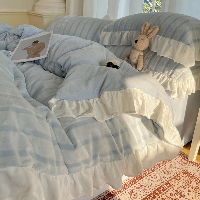 91家纺网 家纺一手货源 找家纺 三朵家纺 2025新款3D立体加厚雕花绒牛奶绒花边款四件套 花边宽条-蓝色