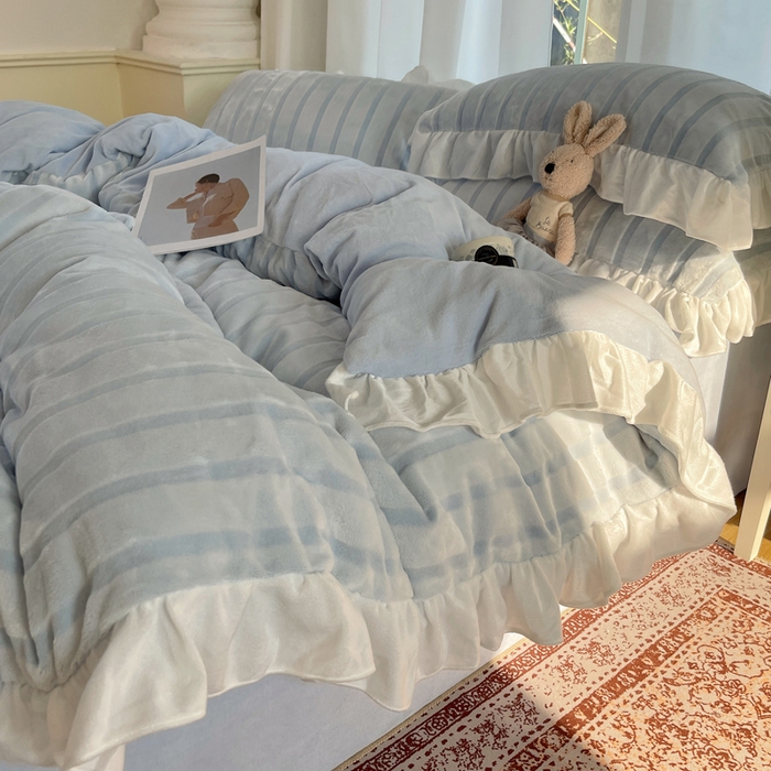 91家纺网 家纺一手货源 找家纺 三朵家纺 2025新款3D立体加厚雕花绒牛奶绒花边款四件套 花边宽条-蓝色