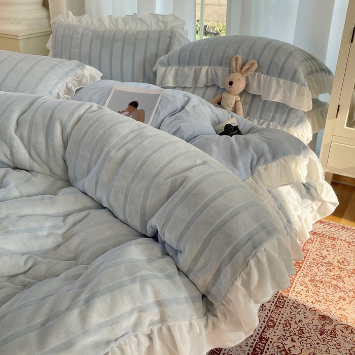 91家纺网 家纺一手货源 找家纺 三朵家纺 2025新款3D立体加厚雕花绒牛奶绒花边款四件套 花边宽条-蓝色