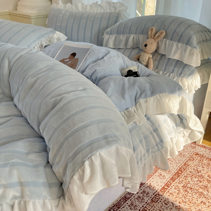 三朵家纺 2025新款3D立体加厚雕花绒牛奶绒花边款四件套 花边宽条-蓝色