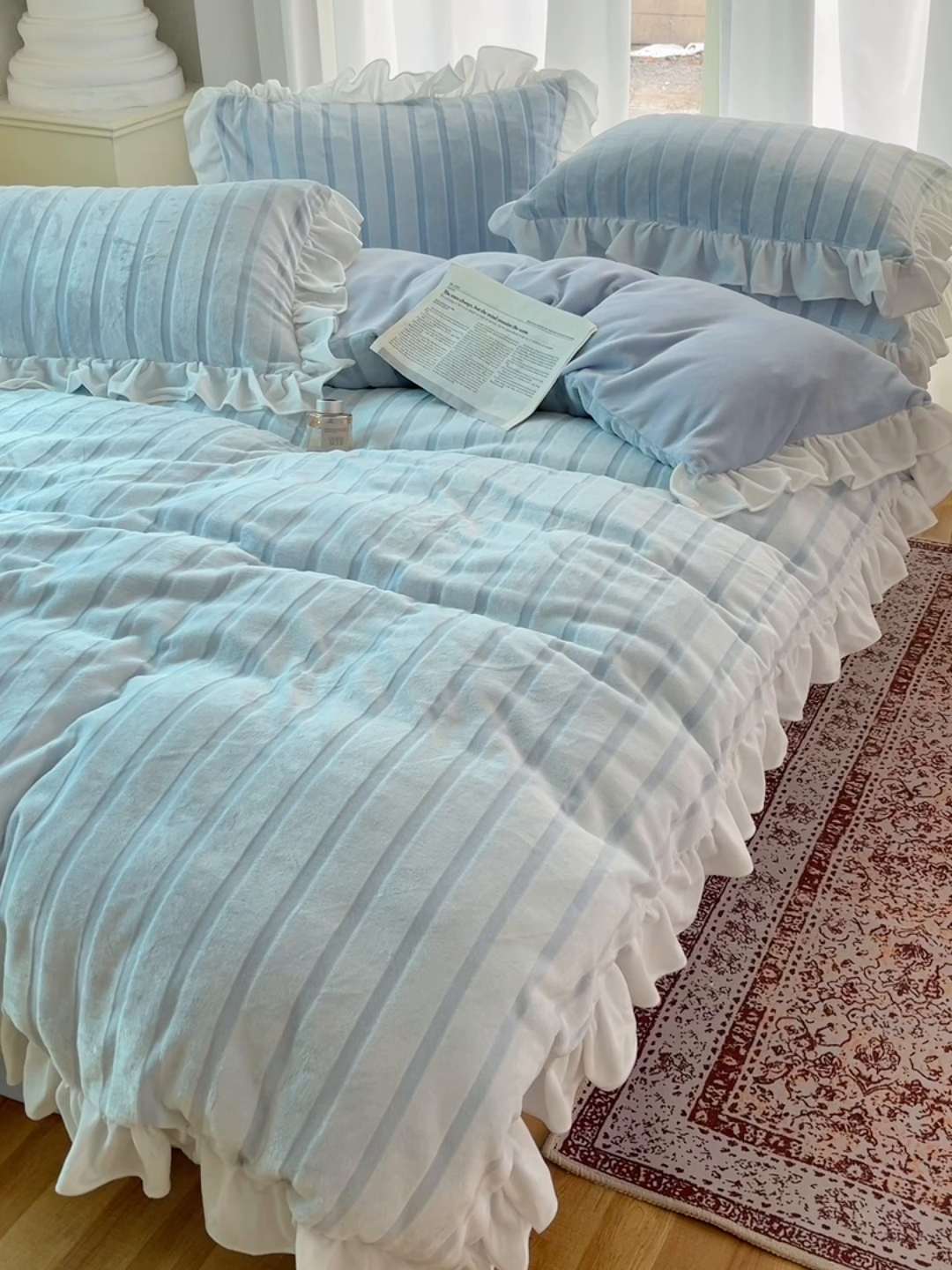 91家纺网 家纺一手货源 找家纺 三朵家纺 2025新款3D立体加厚雕花绒牛奶绒花边款四件套 花边宽条-蓝色