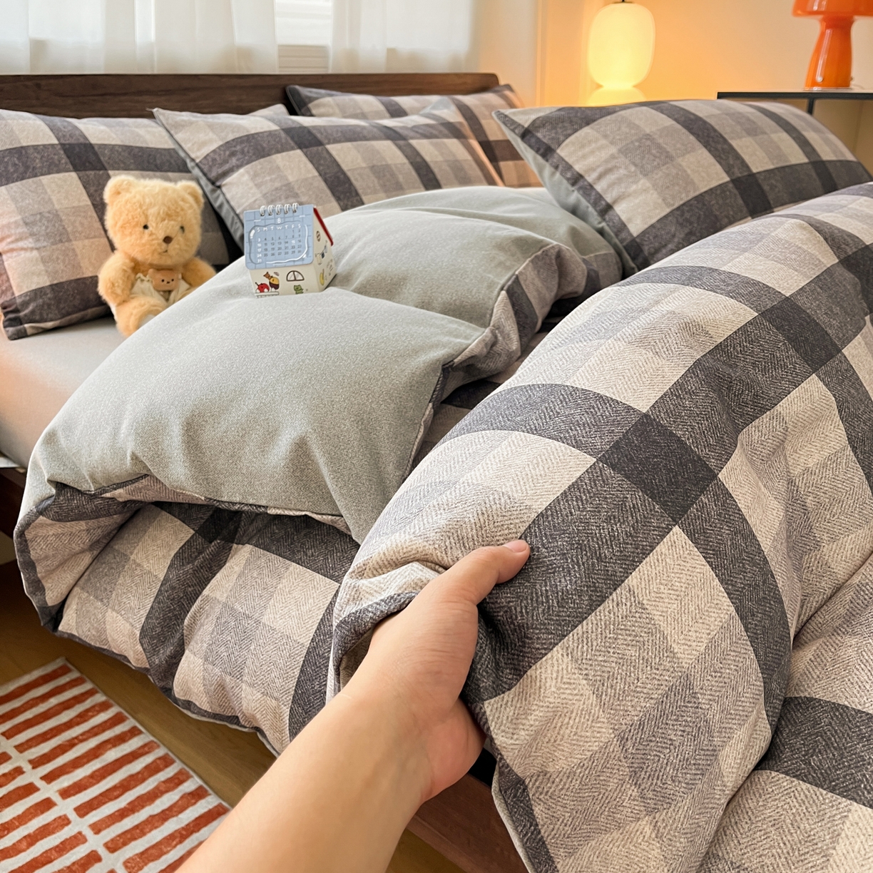 91家纺网 家纺一手货源 找家纺 小叮当家纺仓储工厂店 2025新款提供买家秀爆款花型不断货亲肤舒适原棉加厚磨毛四件套 朗格-灰