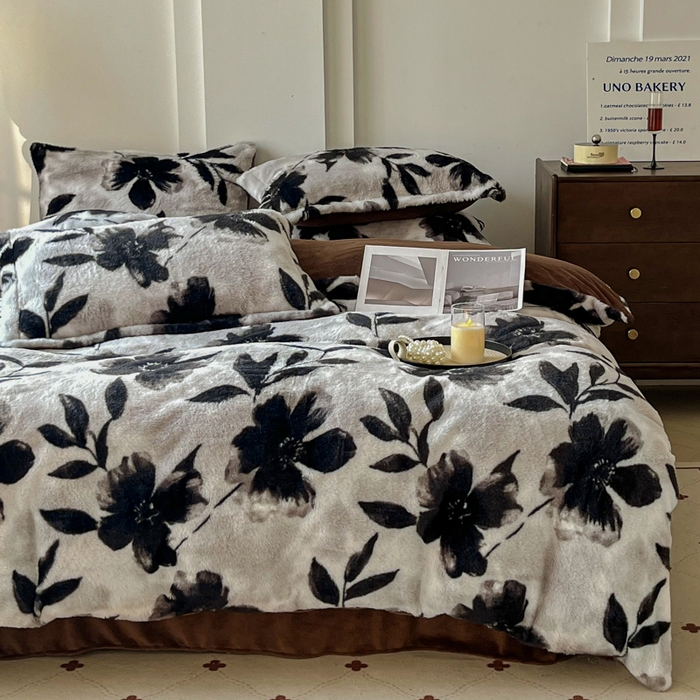 91家纺网 家纺一手货源 找家纺 梦纤绒 2025新款亲肤舒适兔毛印花牛奶绒保暖四件套一美拉德系塞西莉亚-灰