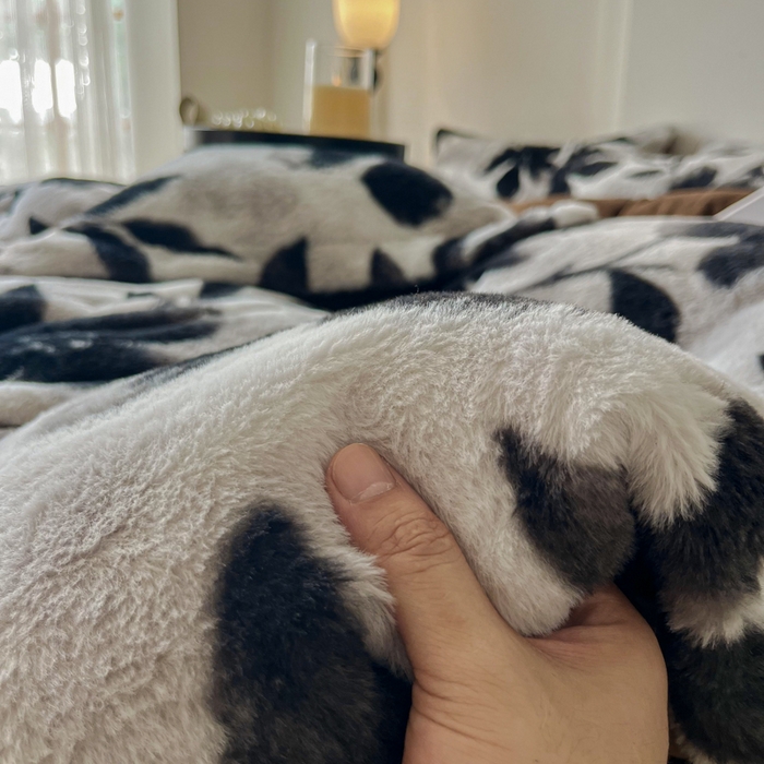 91家纺网 家纺一手货源 找家纺 梦纤绒 2025新款亲肤舒适兔毛印花牛奶绒保暖四件套一美拉德系塞西莉亚-灰