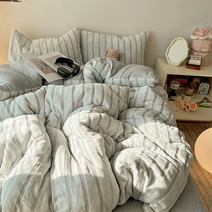 91家纺网 家纺一手货源 找家纺 三朵家纺 2025新款3D立体加厚雕花绒牛奶绒四件套-米兰系列 米兰-灰