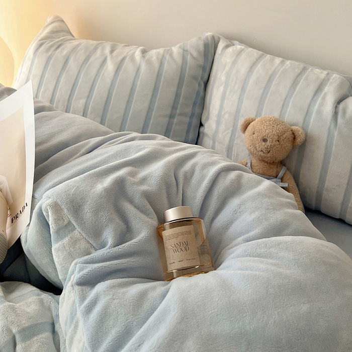 91家纺网 家纺一手货源 找家纺 三朵家纺 2025新款3D立体加厚雕花绒牛奶绒四件套-米兰系列 米兰-蓝