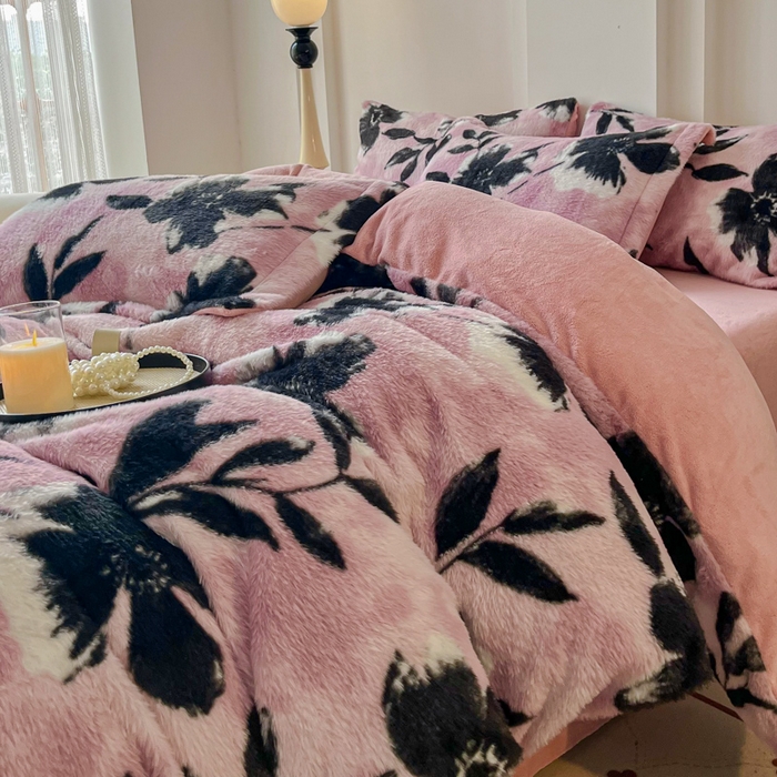 91家纺网 家纺一手货源 找家纺 梦纤绒 2025新款亲肤舒适兔毛印花牛奶绒保暖四件套一美拉德系塞西莉亚-紫