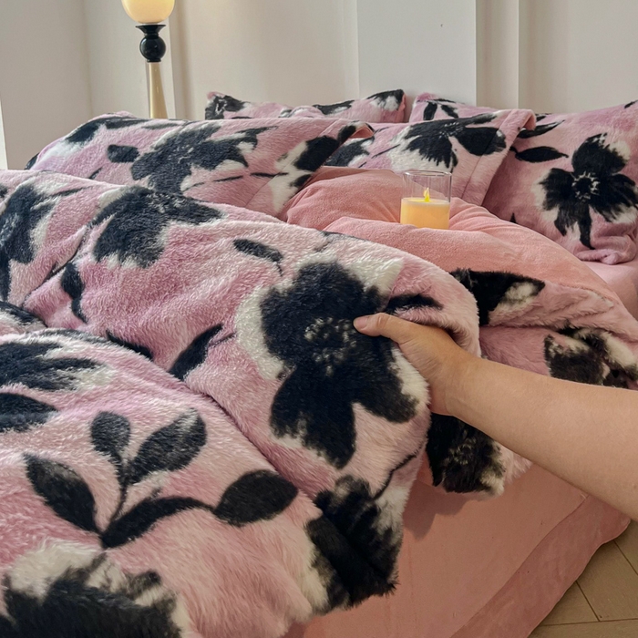 91家纺网 家纺一手货源 找家纺 梦纤绒 2025新款亲肤舒适兔毛印花牛奶绒保暖四件套一美拉德系塞西莉亚-紫