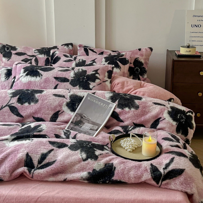 91家纺网 家纺一手货源 找家纺 梦纤绒 2025新款亲肤舒适兔毛印花牛奶绒保暖四件套一美拉德系塞西莉亚-紫