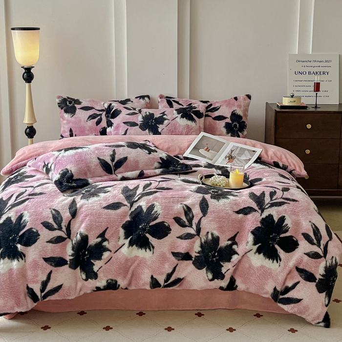 91家纺网 家纺一手货源 找家纺 梦纤绒 2025新款亲肤舒适兔毛印花牛奶绒保暖四件套一美拉德系塞西莉亚-紫