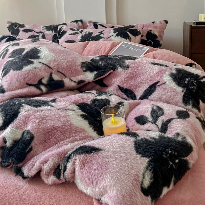 91家纺网 家纺一手货源 找家纺 梦纤绒 2025新款亲肤舒适兔毛印花牛奶绒保暖四件套一美拉德系塞西莉亚-紫