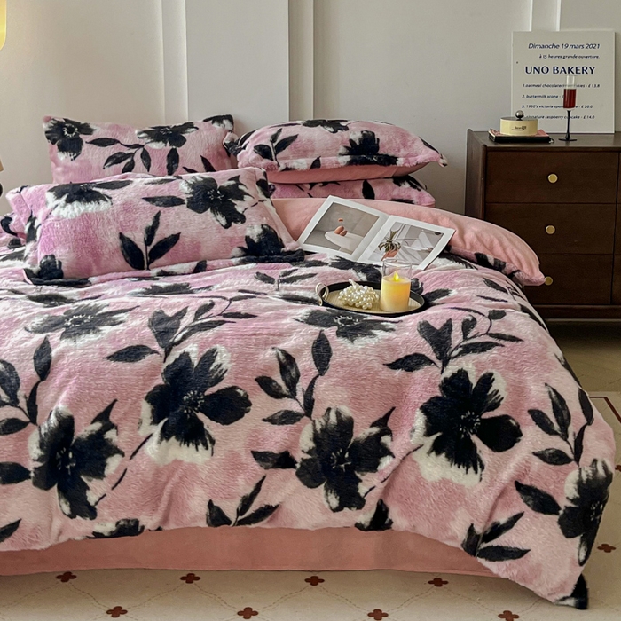 91家纺网 家纺一手货源 找家纺 梦纤绒 2025新款亲肤舒适兔毛印花牛奶绒保暖四件套一美拉德系塞西莉亚-紫