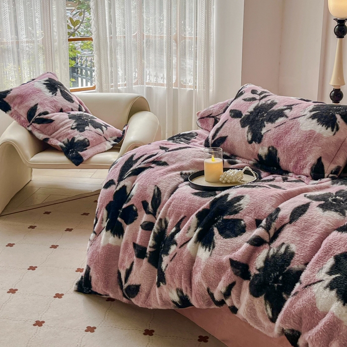 91家纺网 家纺一手货源 找家纺 梦纤绒 2025新款亲肤舒适兔毛印花牛奶绒保暖四件套一美拉德系塞西莉亚-紫