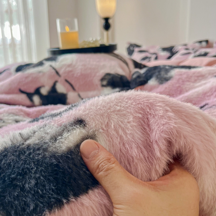 91家纺网 家纺一手货源 找家纺 梦纤绒 2025新款亲肤舒适兔毛印花牛奶绒保暖四件套一美拉德系塞西莉亚-紫