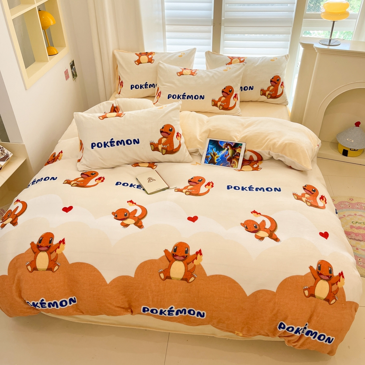91家纺网 家纺一手货源 找家纺 桃子家居 2025新款A类正版宝可梦授权皮卡丘大版卡通平网数码印花加厚高克重牛奶绒四件套 绒小版-开心喷火龙